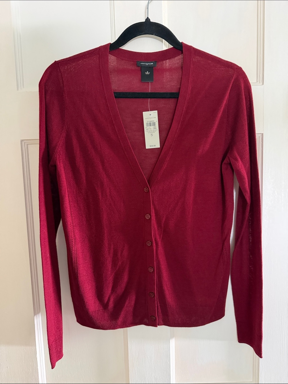 🍷 Ann Taylor lightweight v-neck button down cardigan in burgundy. Size S. NWT.